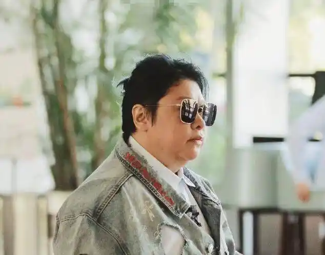 暴瘦40斤后颜值飙升,身材变纤细小腿塞不满裤管_韩红_活动_明星