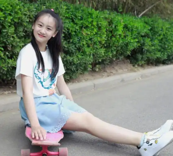 12岁森碟大变样,穿短裙凹造型高抬腿,女生长大就管不住?