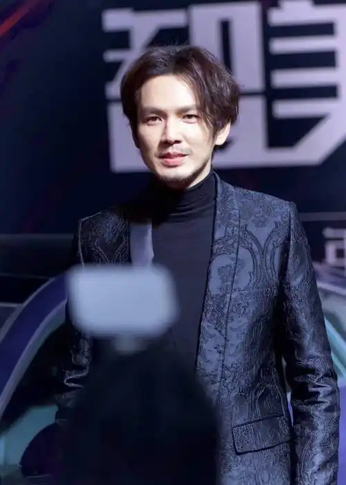 44岁钟汉良蓄胡子啦留了一个八字胡秒变潮叔帅到60岁都没问题