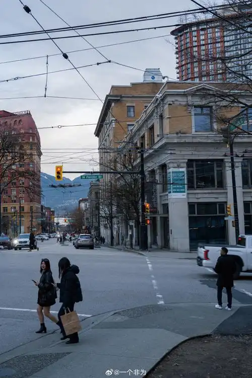 上下起伏的街道,街道尽头的海洋与雪山,迎面而来的潮湿暖风,丰盈且