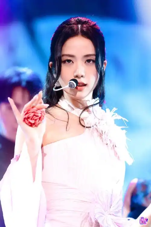 kimjisoo超话94#金智秀flower末放舞台#230426 人气歌谣更新智秀