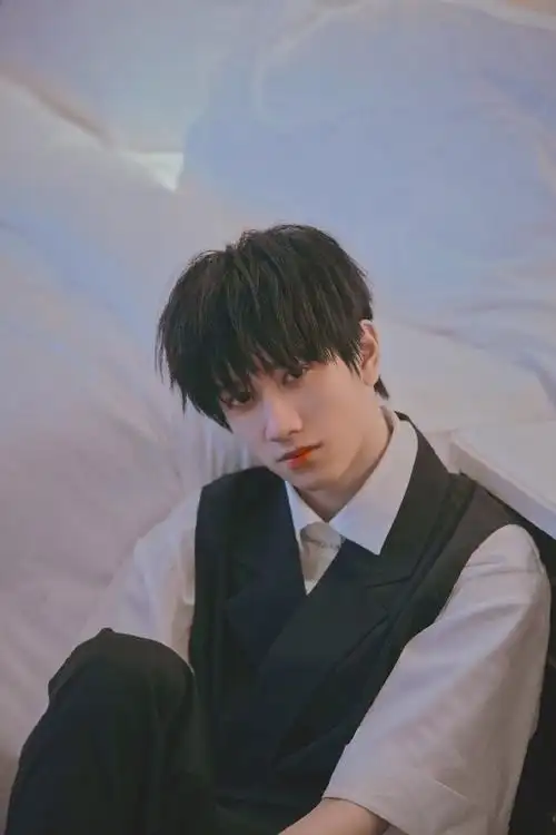 路上的车不多所有的小心思 都被这夜色看破 "夜色-董唧唧@敖子逸