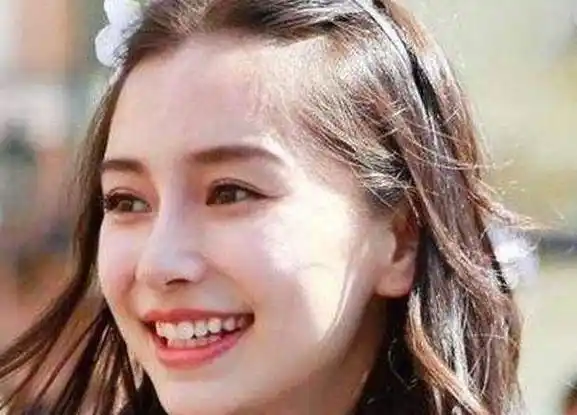 杨颖14岁的照片被扒,一嘴的"烂牙"就像玻璃渣子,暴露真实颜值_杨幂