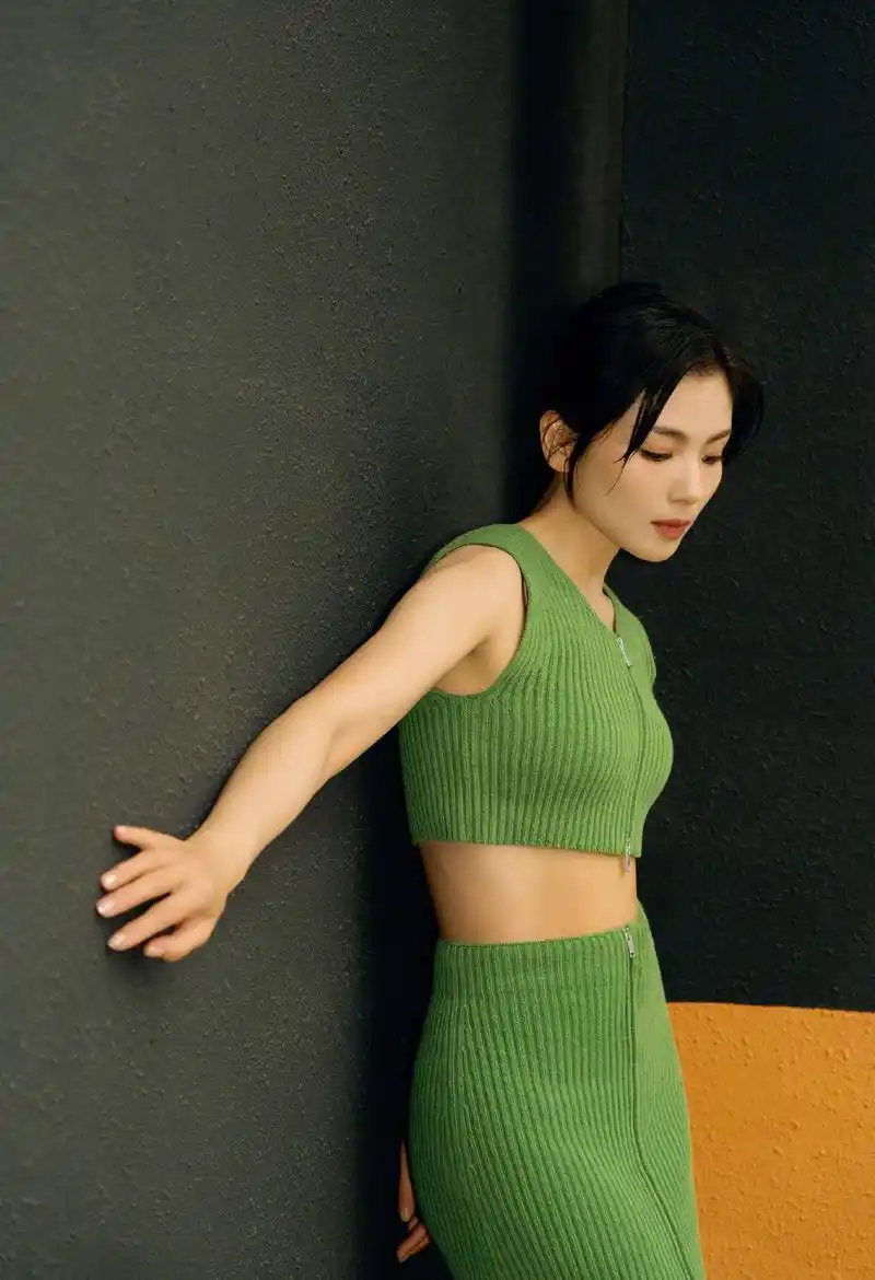 刘涛绿色线衣套装甜美笑容写真