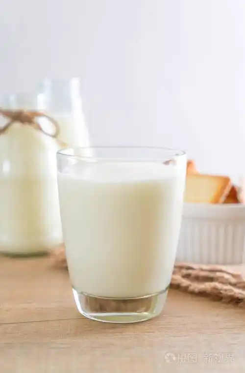 一杯新鲜的牛奶