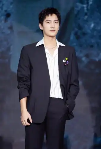 杨洋寸头发型清新感十足黑色西装搭配条纹衬衫俊朗又乖萌