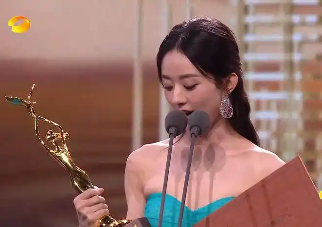 不仅坐在一起,赵丽颖还帮其介绍前辈|童瑶|谭松韵|汪涵_网易订阅