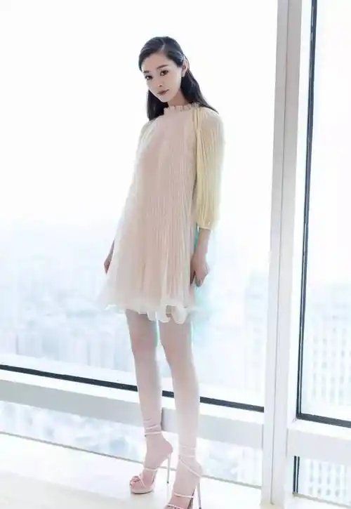 宋轶也太会穿了,穿抹胸印花连衣裙露出黑色打底,方脸好有国际范_女生