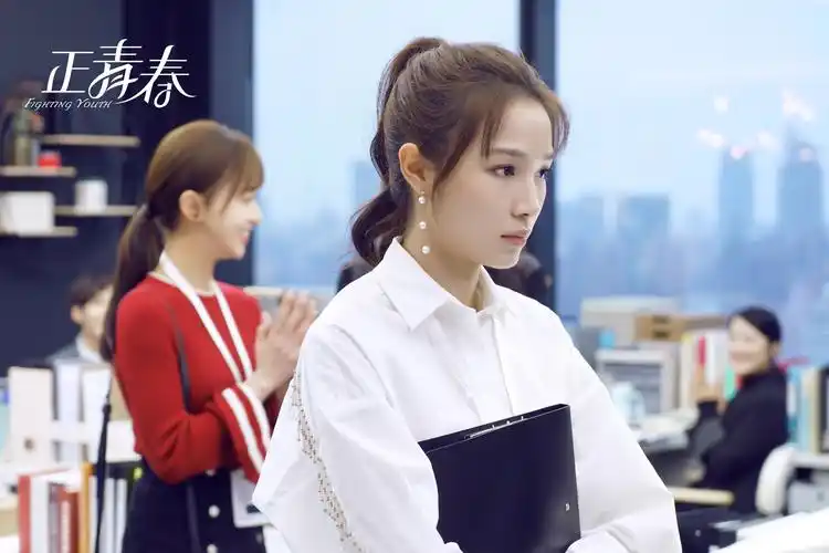 《正青春》开播 张楠化身职场潜力新人"来势汹汹"