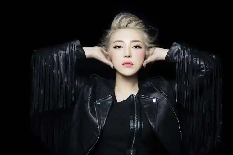 p>崔子格(queena),6月25日出生于新疆乌鲁木齐,中国内地流行女歌手