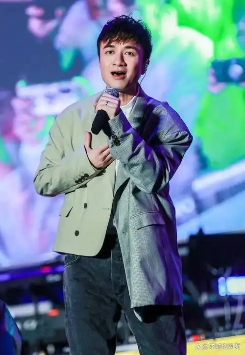 歌手古巨基受邀参加荔湖音乐节演出,一口气连唱多首经典作品《爱与诚