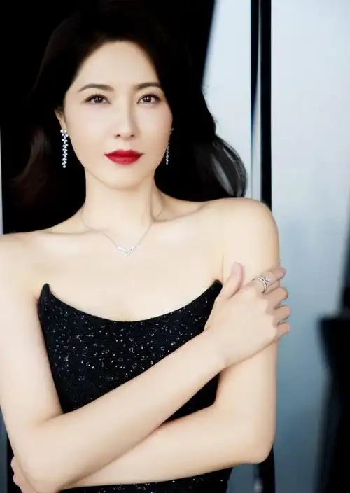 其实脸大和脸小的差距本身就是比较大的,有很多人都会觉得女明星的脸