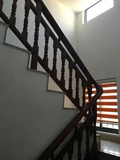 大理石地面的木扶梯楼梯