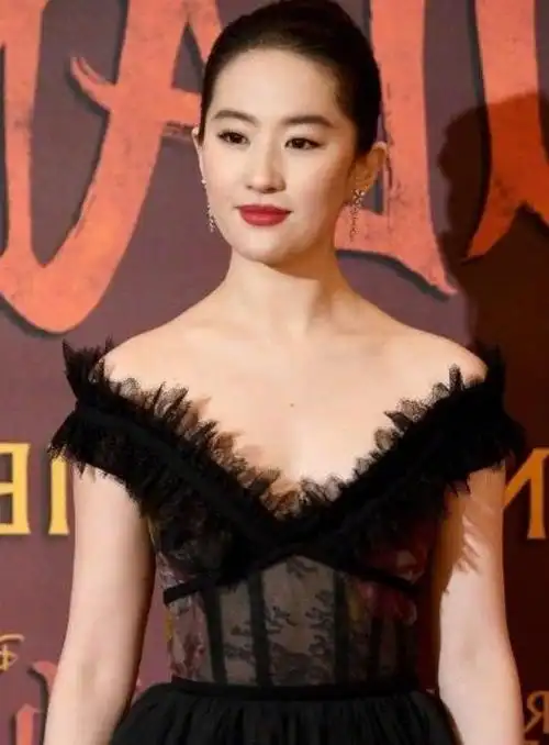 近日,有网友在微博发文称刘亦菲从照片中看到自己胖得像"冰墩墩"一样