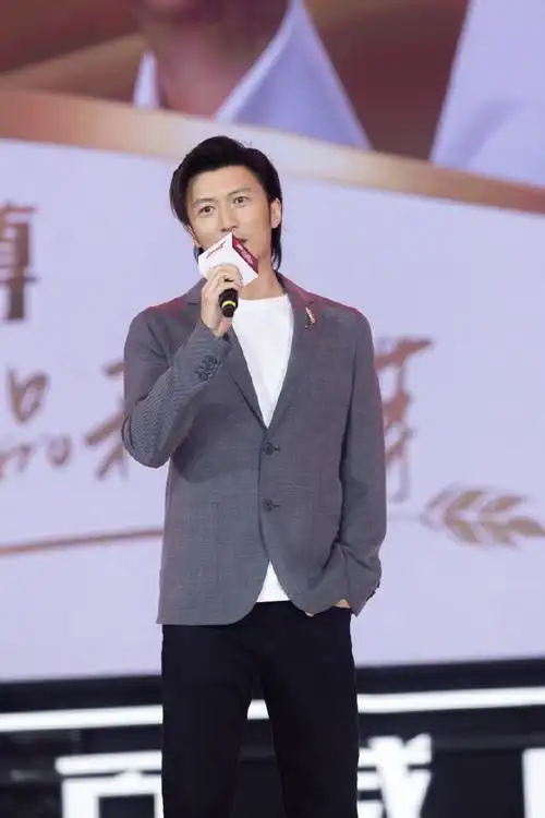 谢霆锋@锋味闪现长沙灰色西装剪裁利落,蕴蓄独有"锋"芒.