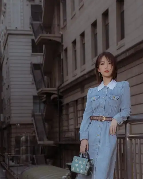 coach 秀场直击##杨紫复古牛仔长裙