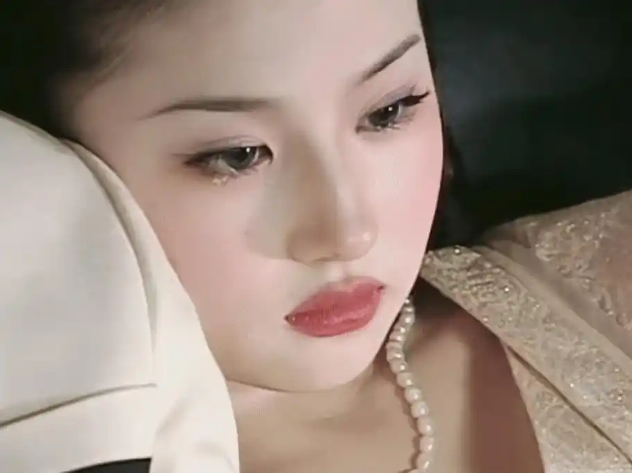 15岁出道,演艺生涯第一部作品《金粉世家》一战成名.