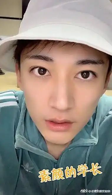 上搜了一张刘学义16岁时候的素颜照刘学义本就是浓淡总相宜的类型啊!