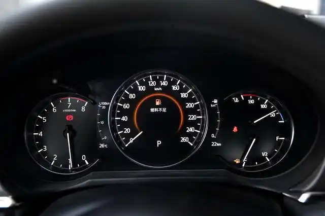 仪表盘从炮筒式调整为三连环样式,中间为液晶显示屏,显示效果细腻