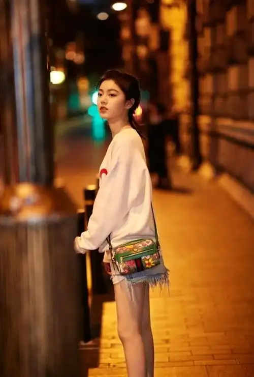 最时尚赵今麦是第一个将"铁链"围脖子的?看着怪怪的,搭衬衫个性时尚