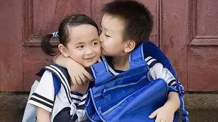 幼儿园小女孩被男孩亲了一口来看看宝妈们的反应第二位最赞