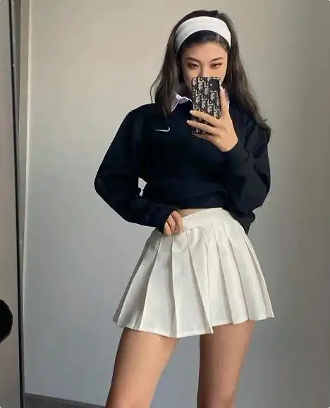 刘浩存穿黑西装配短裤,全身散发清纯女学生气质,皮肤吹弹可破