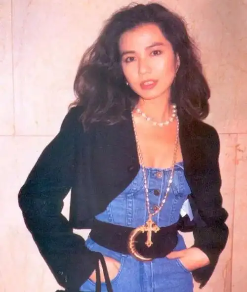 说到港风发型,第一个想到的就是90年代的港式大波浪,给大家留下非常