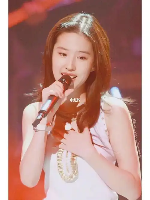 来看早期唱歌的刘亦菲