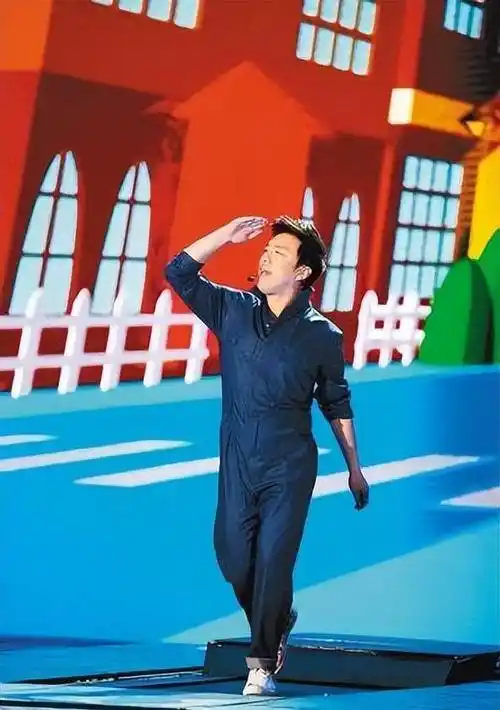 23年春晚舞台上,黄渤一身观众熟悉的工装加上跑步机,唤醒了观众记忆里