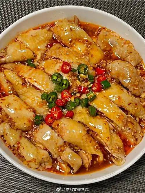 过瘾的麻辣口水鸡,开胃下饭,好吃到舔盘,肉嫩鲜美多汁,做法也超简单哦