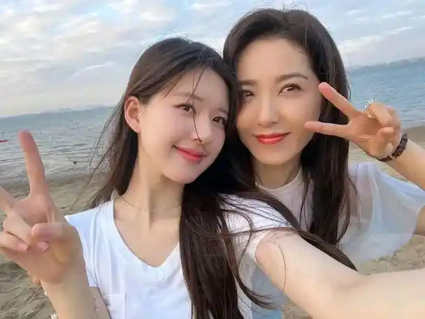 曾黎 赵露思再度合作《偷偷藏不住》,两人晒海边美照,秀身材|保剑锋