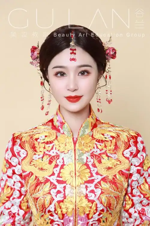 谷兰美妆教育频道的化妆造型作品《简约中式盘发新娘造型》