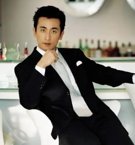 在两千零几年的时候,车仁表在中国很火的,颜值高,长得有特色,一点也