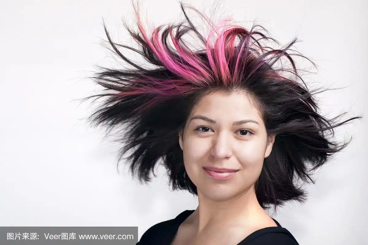 美丽的年轻女人微笑和狂野的头发飞扬的特写