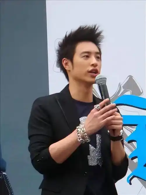 这11位男星,年龄不相上下,看脸却像差着辈分_潘玮柏_陈冠希_余文乐