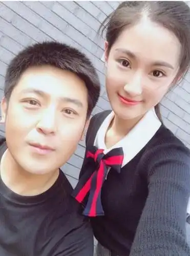 春晚冻龄男神孙涛52岁近照,妻子长相精致,婚姻生活令人羡慕