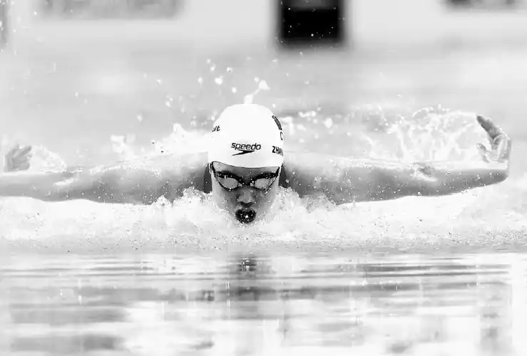 张雨霏明晨100米蝶泳冲金
