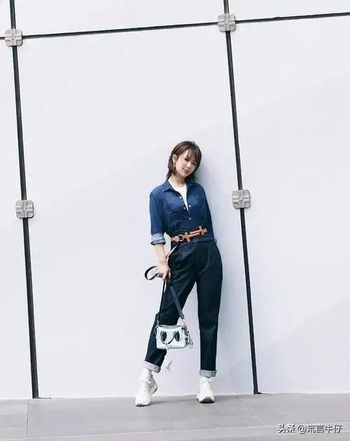 杨紫终于开工了穿牛仔连体裤配白色休闲鞋