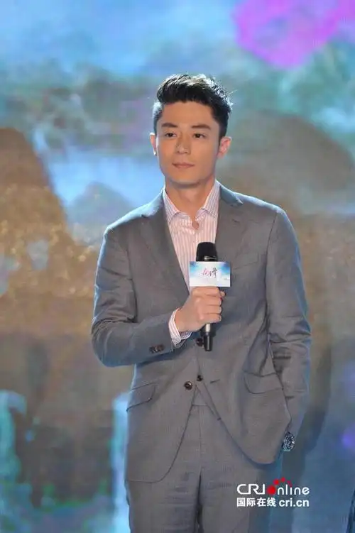 霍建华穿古装还是人,穿西装就变成了.