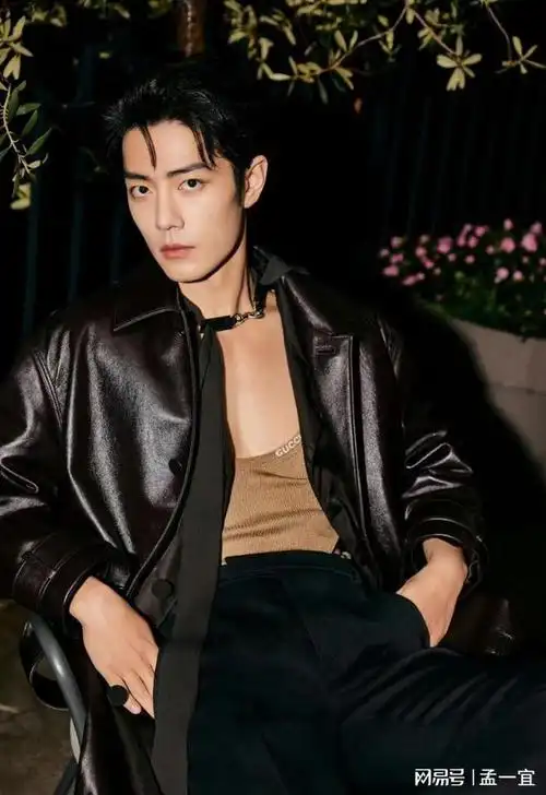 黑色皮衣在肖战的身上焕发出别样的魅力,他的冷酷气质与皮衣的硬朗