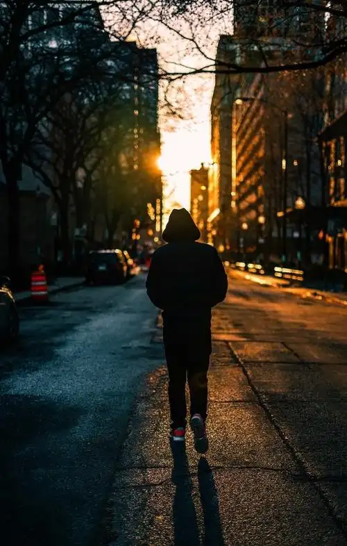 夕阳孤独背影图片 - 菜鸟图库