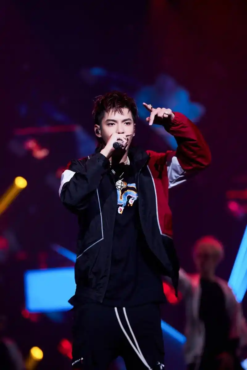 吴亦凡2019巡回演唱会正式开启 概念海报融入传统龙纹