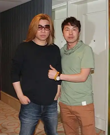 张勇与著名歌星郭峰合影