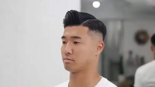 男士"背头"发型怎么梳才帅气?两边剃短37偏分,自然质感有魅力