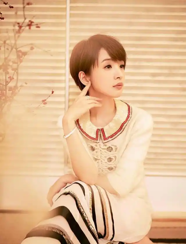 这身造型很淑女哦,也很适合越来越知性优雅的林依晨.