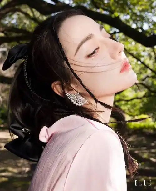 迪丽热巴最新杂志大片,身材曼妙,有一种浓烈的异域风情-爱读书