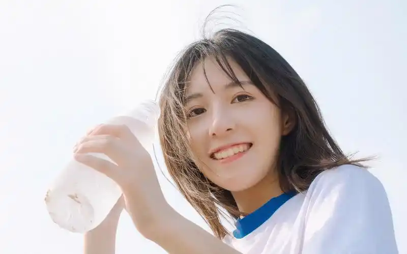 短发美女运动服清新写真图片壁纸