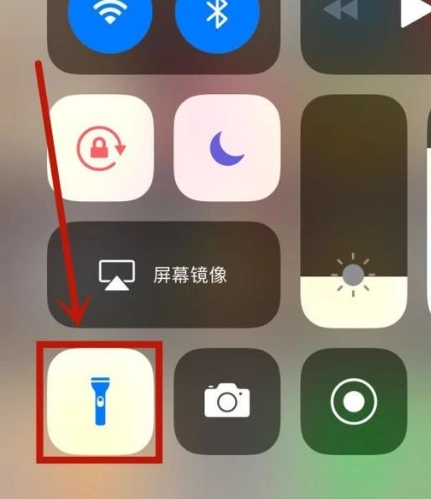 苹果手机调节手电筒亮度的操作: 1.将苹果手机屏幕往上滑动,进入副屏.