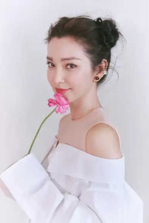 李冰冰双丸子头造型俏皮可爱青春元气……_高清图集_新浪网