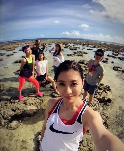 海边跑步练习瑜伽,42岁的贾静雯用健身重获幸福